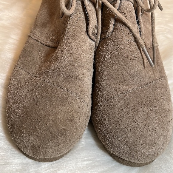 TOMS Tan Wedge Lace Youth Shoe - Picture 14 of 14